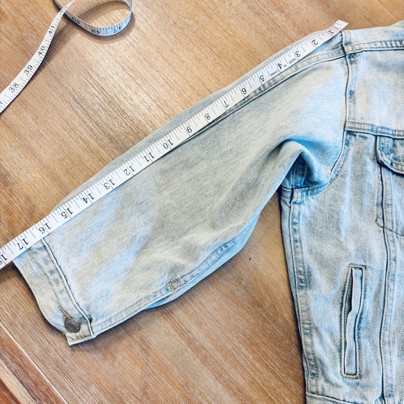 Gap Women’s Cropped Light Wash Denim Jacket, Size Small - Picture 12 of 13